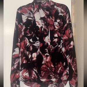 ALFANI top/blouse,like new size 6/Medium wrap style, elegant and classic